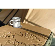 Emailletasse mit Petromax Logo auf Untersetzer auf Tisch