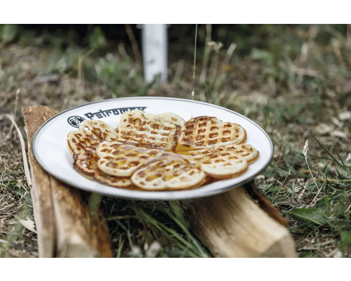 Gaufres en forme de cœur avec du sirop sur une assiette de la marque Petromax