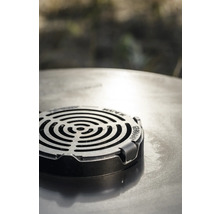Detailaufnahme eines Grills mit konzentrischem Grillmuster