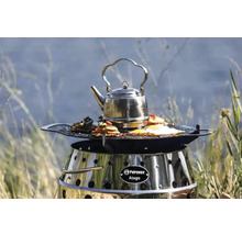 Petromax Atago Grill mit Teekessel und Speisen