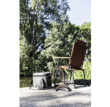 Szene mit Angelstuhl, Kühltasche und Kescher am Wasser