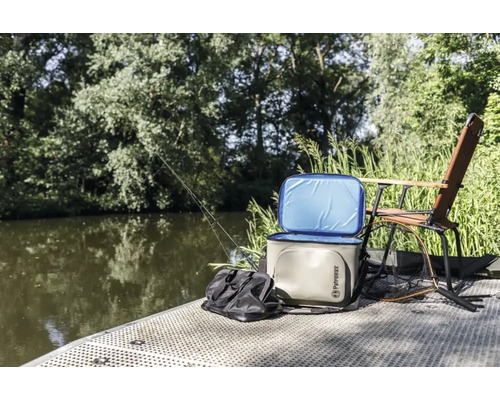 Szene mit Kühlbox, Angeltasche, Angelrute und Angelstuhl am Flussufer