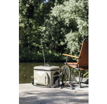 Szene mit einer Kühlbox, einem Angelkescher, einem Angelstuhl und einer Angelrute am Wasser