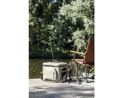 Szene mit einer Kühlbox, einem Angelkescher, einem Angelstuhl und einer Angelrute am Wasser