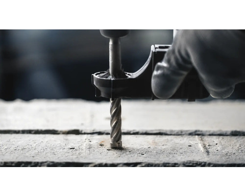 Bohrmaschine bohrt Loch in Stein