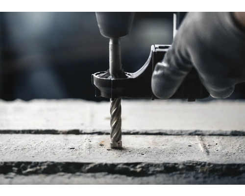 Bohrmaschine bohrt Loch in Stein