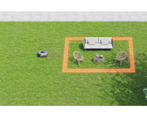 Rasen mit Rasenmähroboter und Lounge-Gartenmöbeln, die mit einem Begrenzungskabel eingefasst sind.