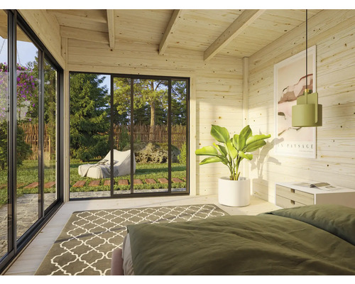 Intérieur d''une maison en bois avec lit, tapis et vue sur le jardin