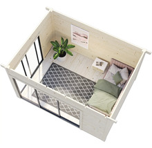 Vue intérieure d''une cabane de jardin en bois avec lit, tapis et plante d''intérieur