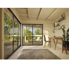 Helle Gartenlaube mit großen Fensterfronten, Schreibtisch und Pflanzen