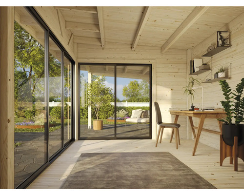 Helle Gartenlaube mit großen Fensterfronten, Schreibtisch und Pflanzen