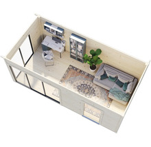 Vue intérieure d''une maison de jardin lumineuse avec bureau et salon