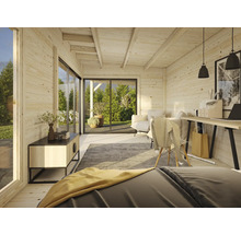 Helles Holzzimmer mit Bett, Schreibtisch und Fenstern mit Blick auf den Garten.