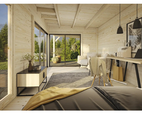 Helles Holzzimmer mit Bett, Schreibtisch und Fenstern mit Blick auf den Garten.