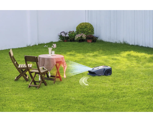 Szene im Garten mit Mähroboter, Tisch und Stühlen auf Rasenfläche