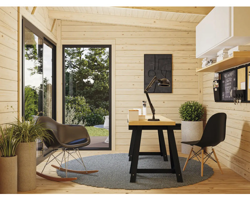Büro im Holzgartenhaus mit Schreibtisch, Stühlen und Dekoration