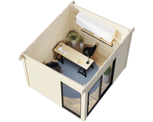 Helles Holzbüro mit Schreibtisch, Stühlen und Klimaanlage