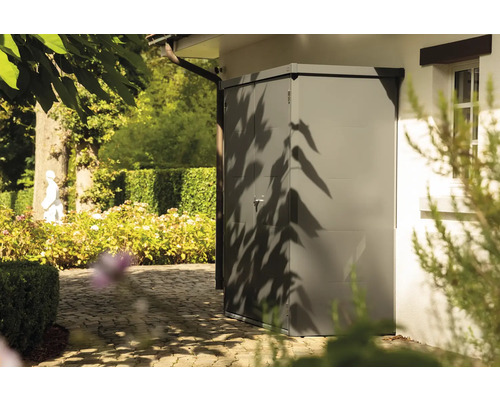 Geräteschuppen aus Metall im Gartenbereich
