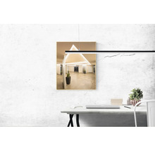 Aménagement de bureau moderne avec bureau, suspension et image encadrée