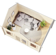 Vue intérieure d''un abri de jardin en bois avec fenêtre, canapé, table et décoration.