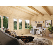 Intérieur d''une maison en bois avec fenêtres, portes, meubles et décoration
