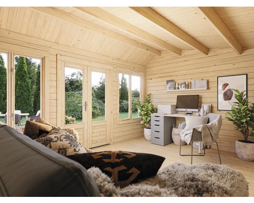 Innenansicht eines Holzhauses mit Fenstern, Türen, Möbeln und Dekoration