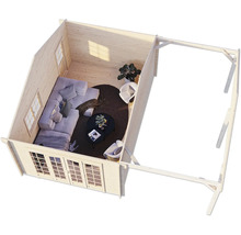 Innenansicht eines Holzhauses mit Sofa, Tisch und Stühlen