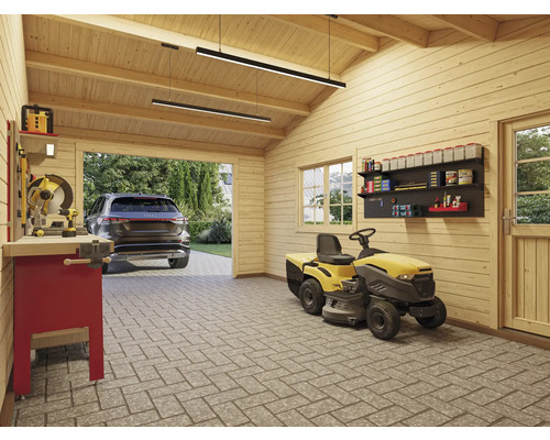 Vue intérieure d''un garage avec tracteur de pelouse, établi et voiture