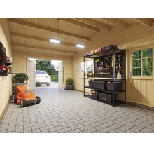 Garage mit Rasenmäher, Regalsystem und Werkzeugen