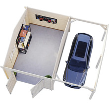 Innenansicht einer Garage mit Werkbank, Werkzeugwand und geparktem Auto.