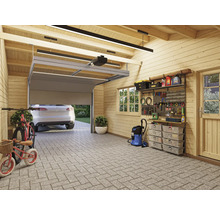 Garage mit Auto, Werkzeugwand, Regalen und Fahrrädern