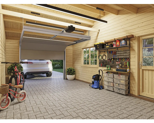 Garage avec voiture, panneau à outils, étagères et vélos