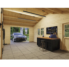 Garage mit Werkbank, Werkzeugwand und Auto