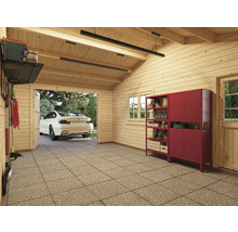 Innenansicht einer Garage mit Holzwänden, Regalen, Werkzeugen und einem Auto im Hintergrund