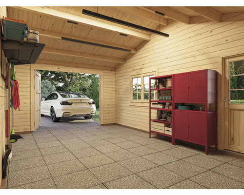 Vue intérieure d''un garage avec murs en bois, étagères, outils et une voiture en arrière-plan