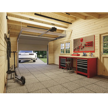 Garage mit Werkbank, Werkzeugwand, Garagentor und Auto