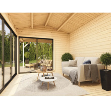 Cabane en bois clair avec canapé, table basse et vue sur le jardin