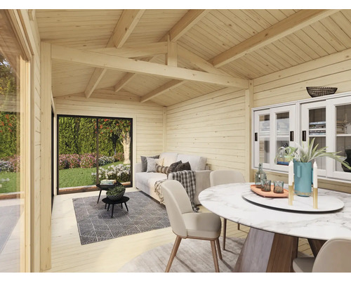Innenansicht eines Holzhauses mit Möbeln und Gartensicht