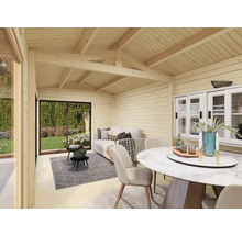 Vue intérieure d''une maison en bois avec meubles, fenêtres et portes