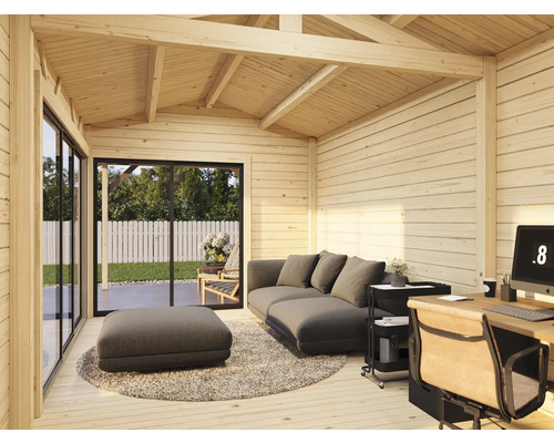 Innenansicht eines Holzhauses mit Sofa, Ottomane und Schreibtisch