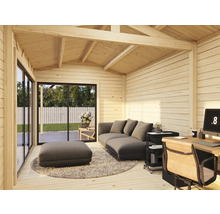 Helles Blockhaus-Interieur mit Sofa, Ottoman, Teppich und Schreibtisch