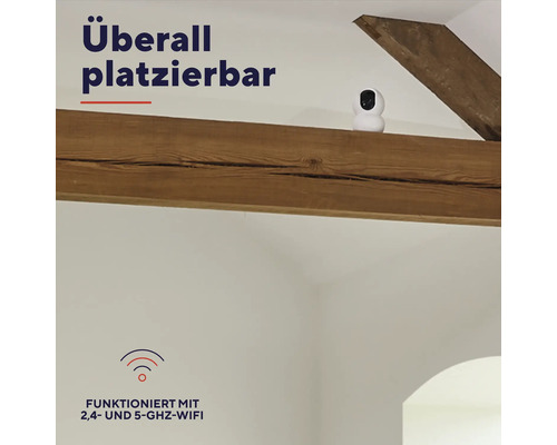 Une petite caméra de surveillance placée sur une poutre en bois, qui fonctionne avec le WiFi 2,4 et 5 GHz.