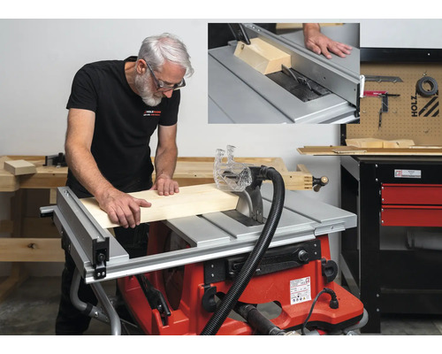 Mann arbeitet mit einer Tischkreissäge an einem Holzstück.