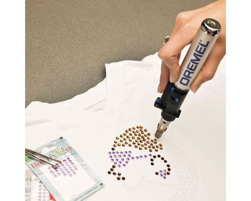 Outil Dremel pour appliquer des strass sur un t-shirt.