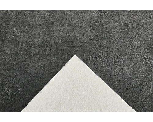 Nahaufnahme einer weißen Filzunterlage auf dunklem Untergrund