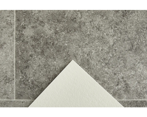 Graue Bodenfliese mit Steinmuster und heller Fliesenecke