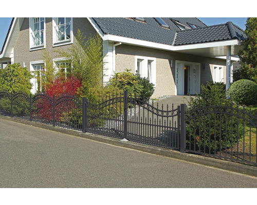 Einfamilienhaus mit Metallzaun zur Straßenseite
