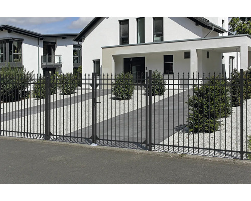 Portail de clôture en métal noir devant une maison