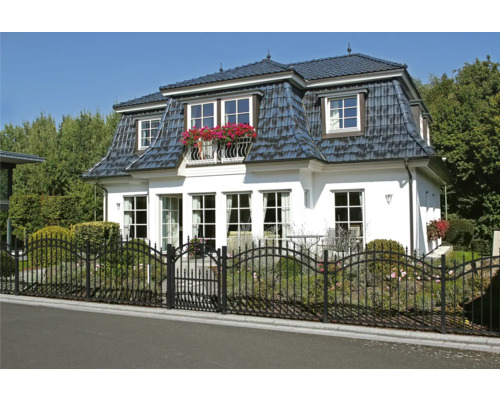 Maison avec toit en tuiles et clôture