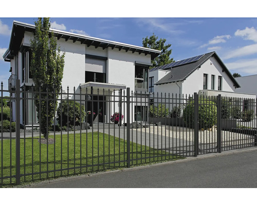 Clôture métallique devant une maison avec pelouse